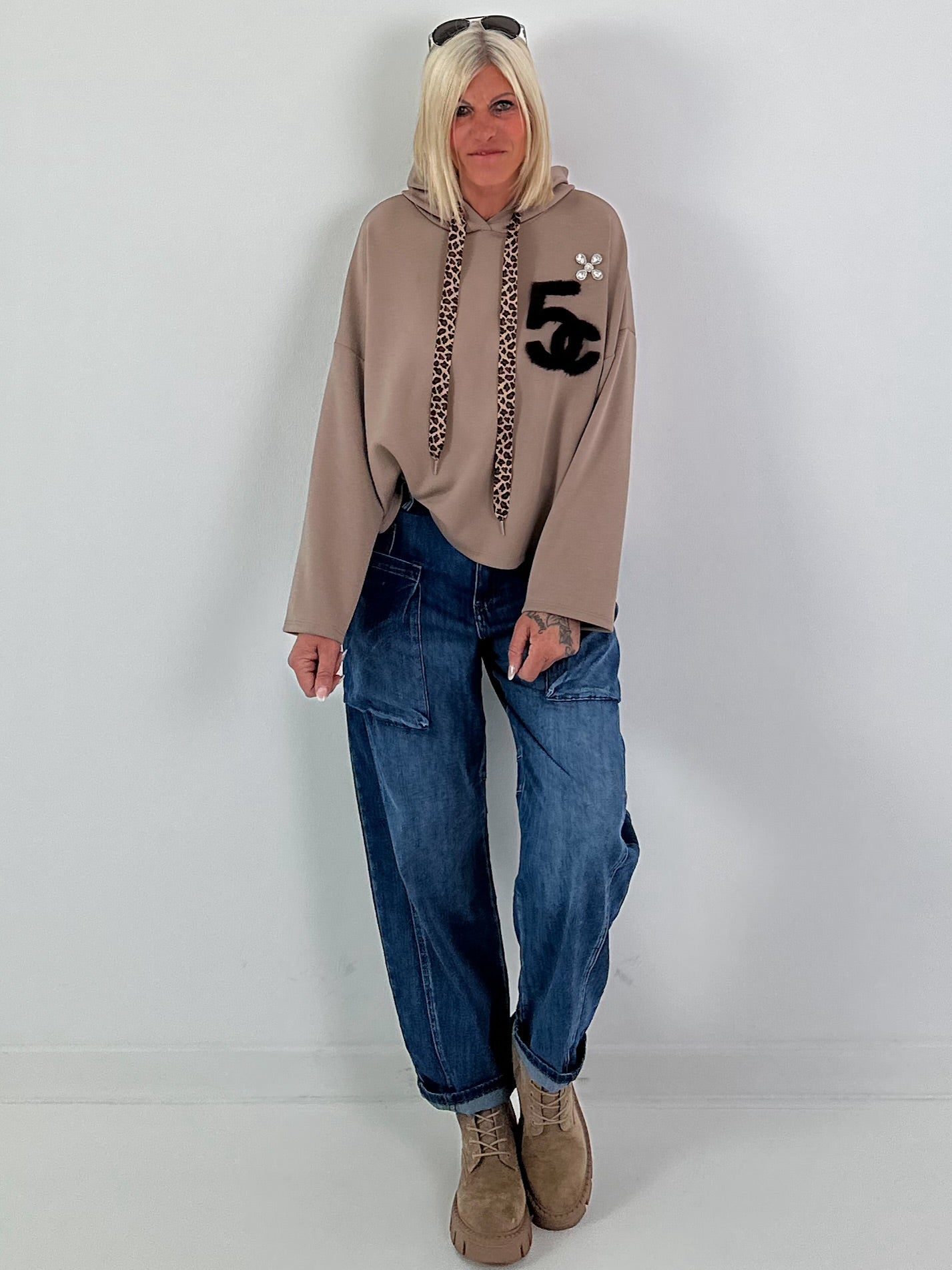 Hoodie mit Leo Bändchen und Teddyplüsch Print - taupe