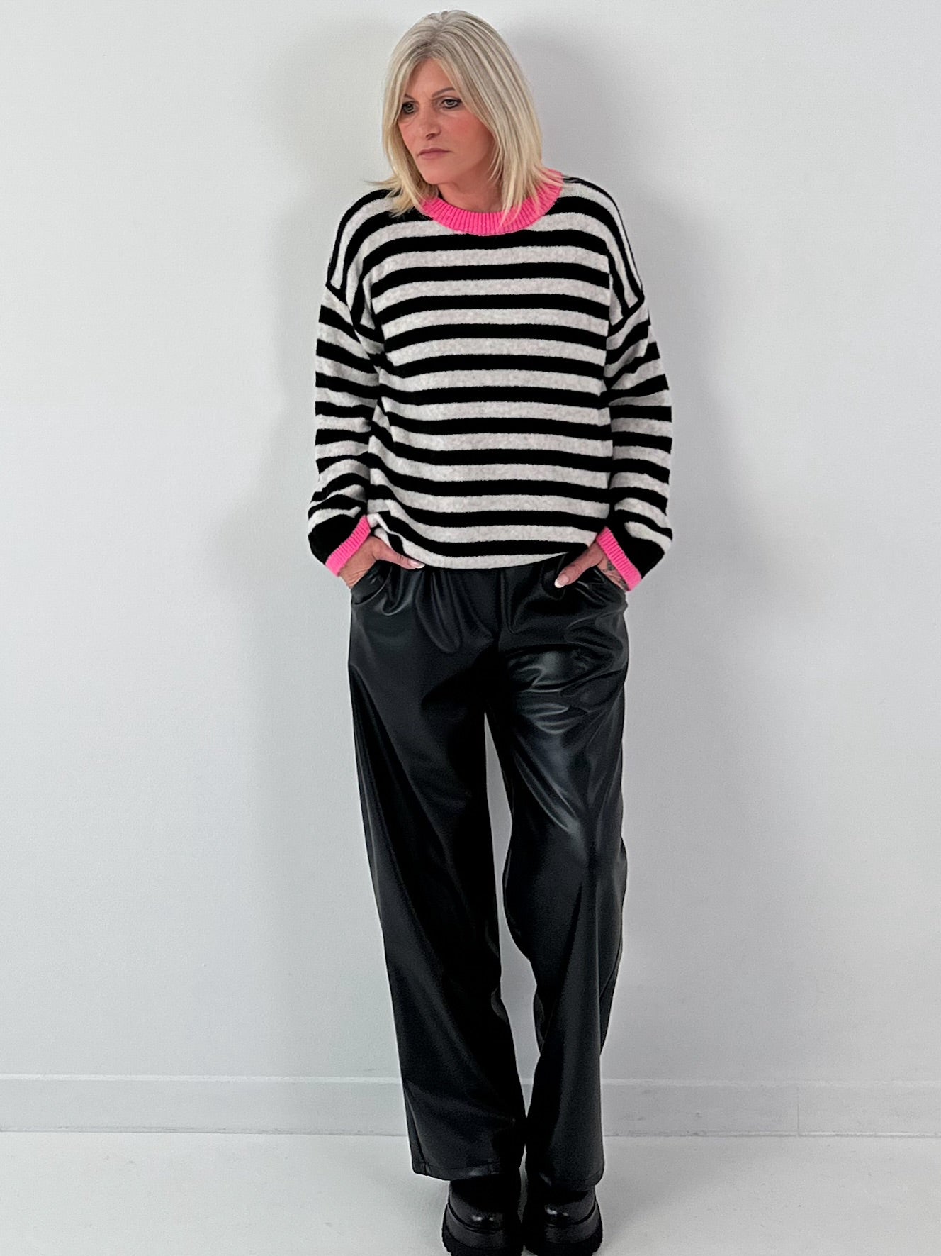 Trui model "Stripe Pop" - zwart en gestreept