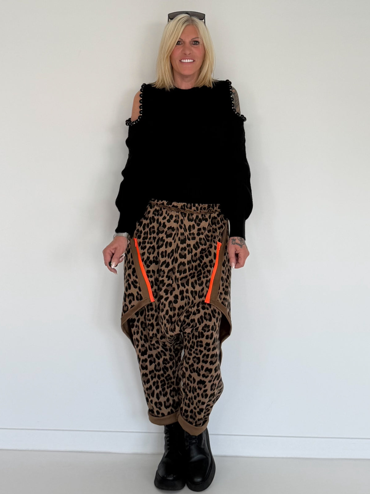Pullover mit Cut-Outs und Statement-Perlen - schwarz