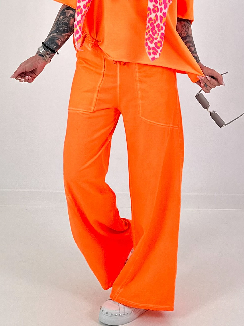 Sweatpants with large side pockets - neon orange