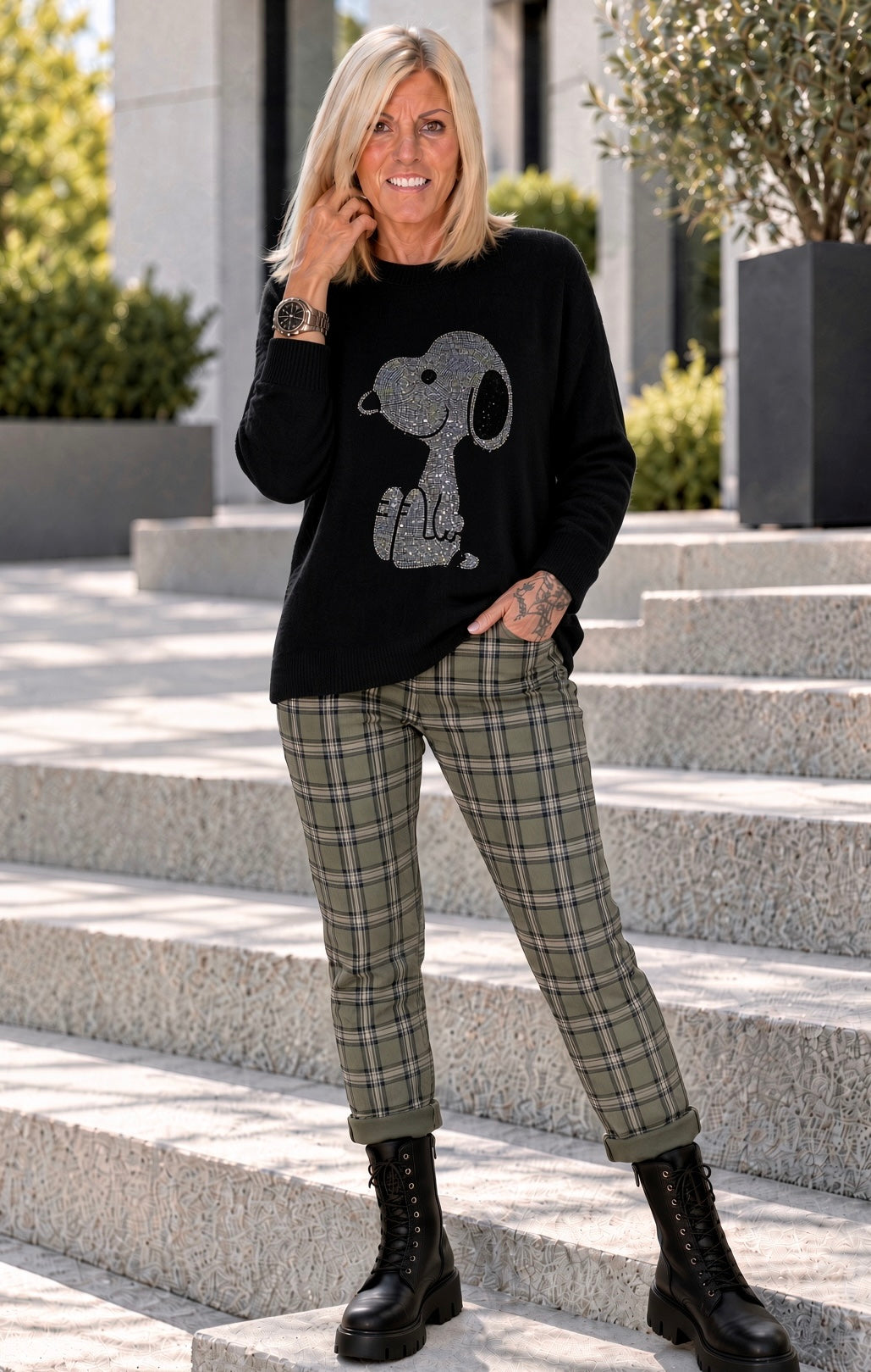 Pullover mit Strass-Cartoon-Motiv - schwarz