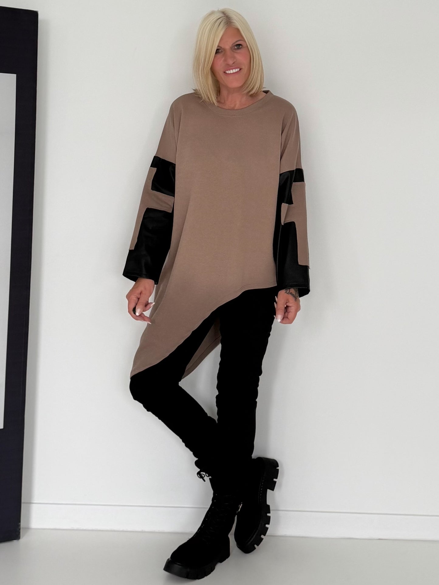 Asymmetrischer Sweater mit Kreuz- und Lederoptik-Details - taupe
