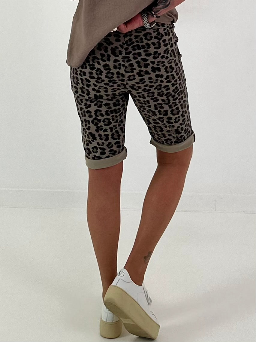 Kurze Hose im Leo Look- taupe