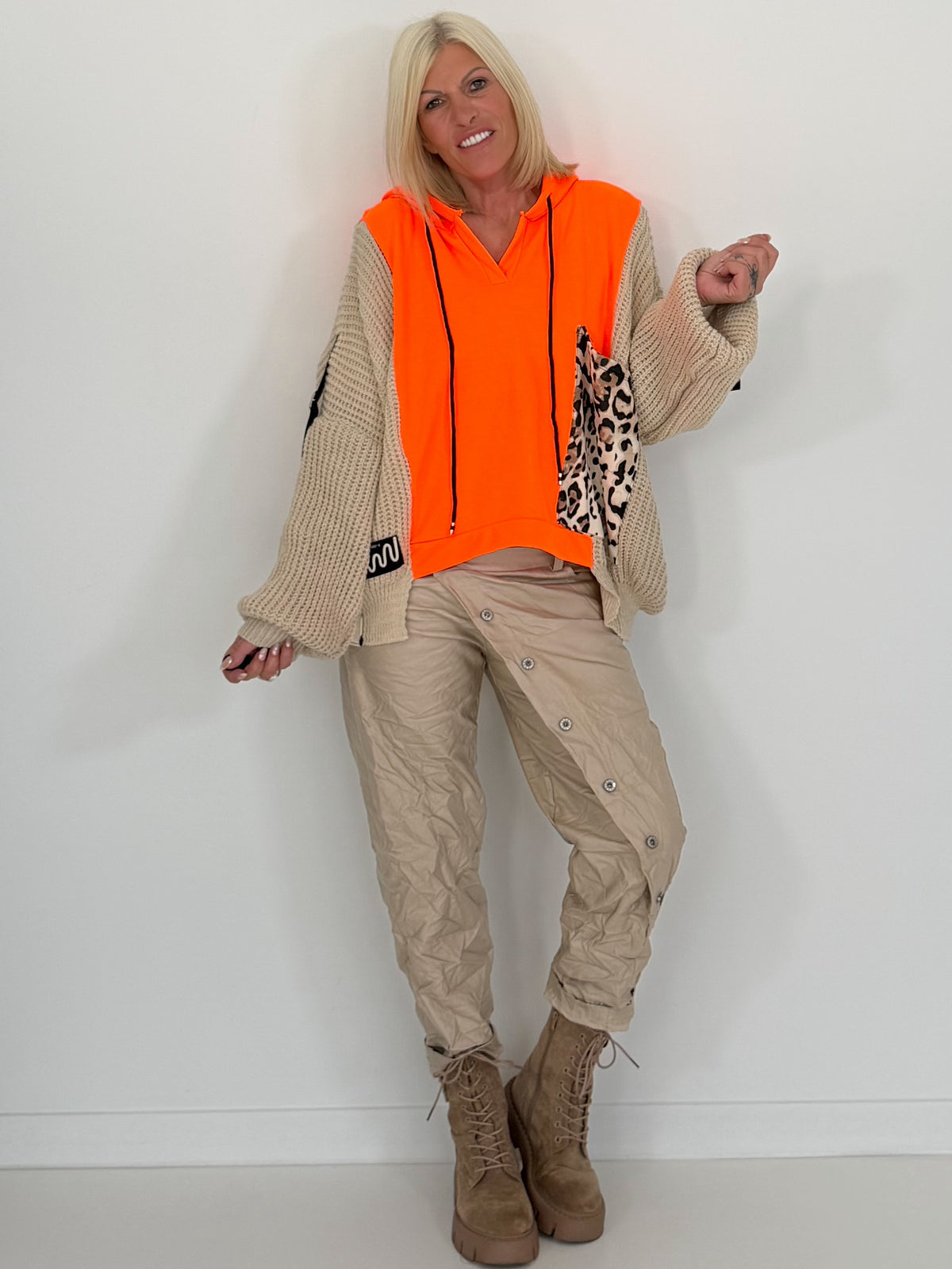 Oversized Grobstrick-Hoodie mit Sweat-Einsatz  - neonorange-beige ( lieferbar ab ca. 27.09.26)