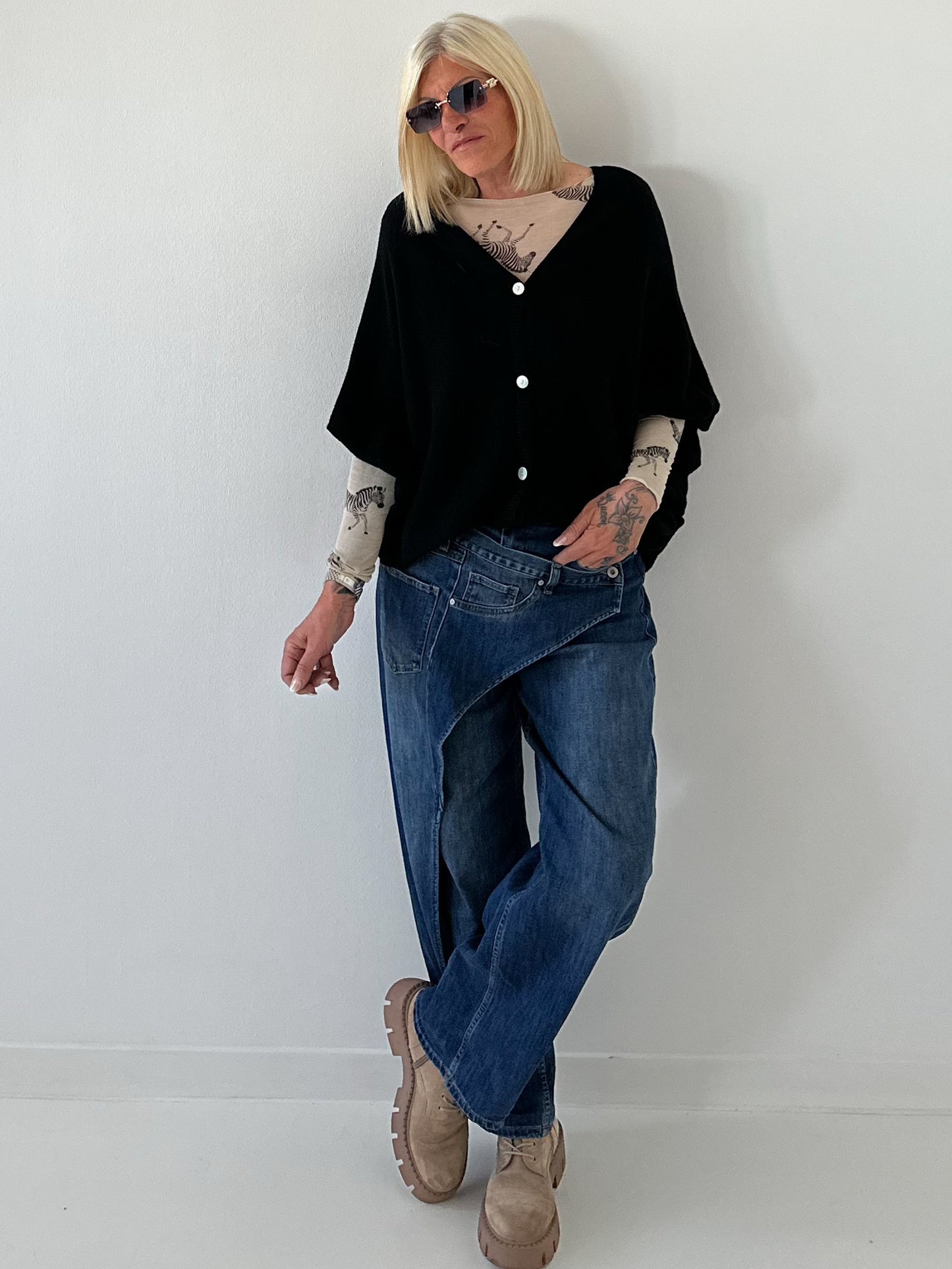Oversized knitted cardigan with sophisticated details - black