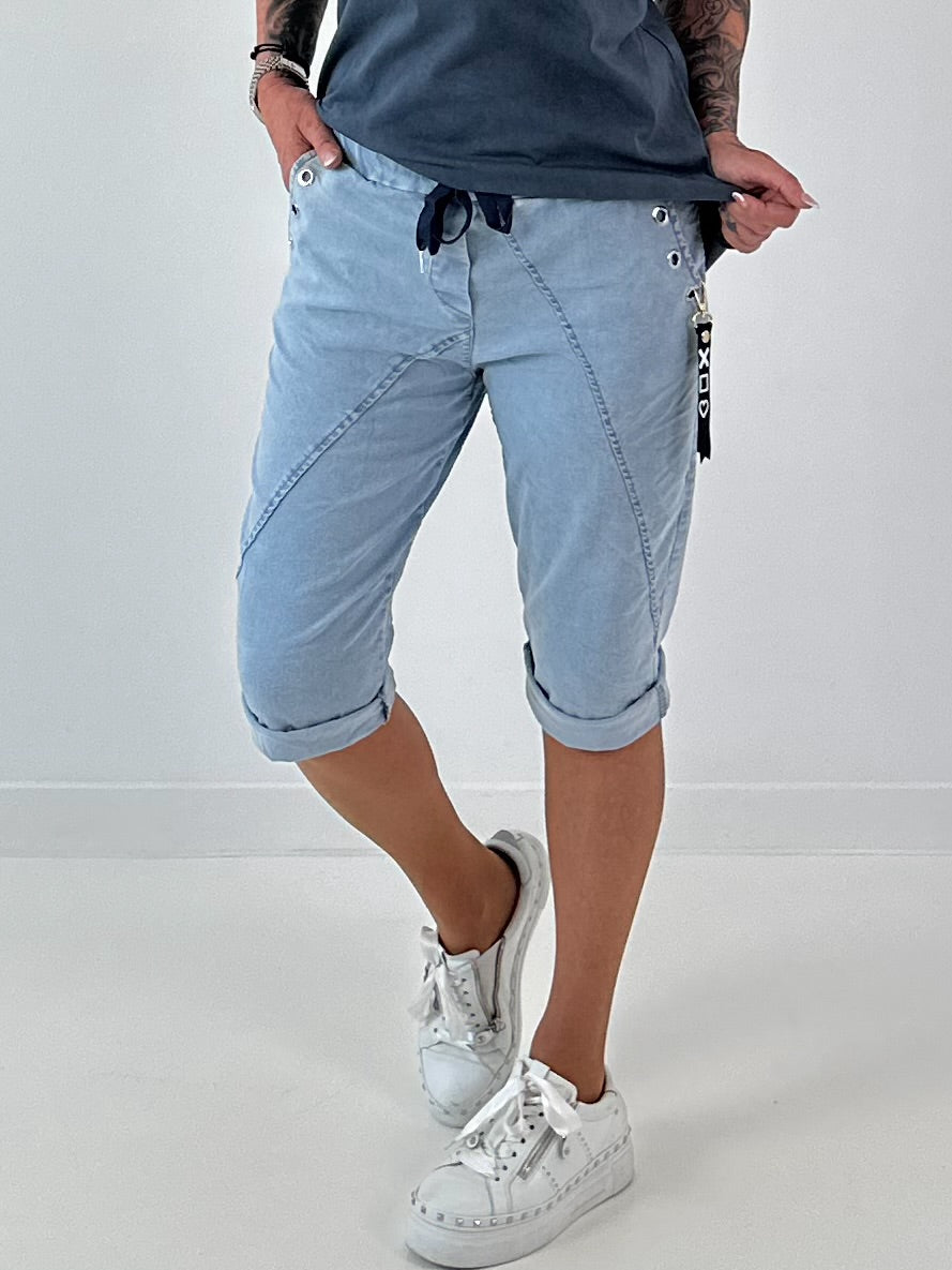 Kurze Baggy Jeans mit Ösen-Details - hellblau
