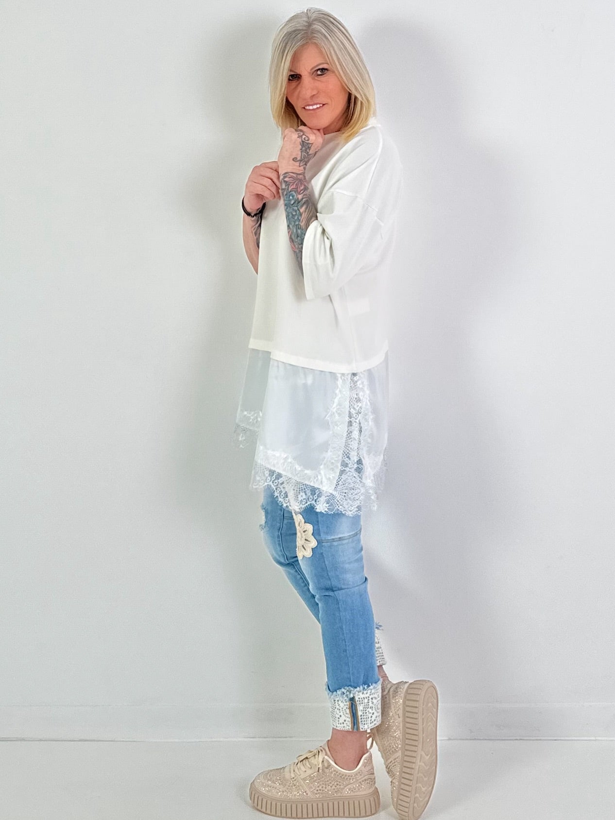 Shirt Modell "Layered Grace" - offwhite