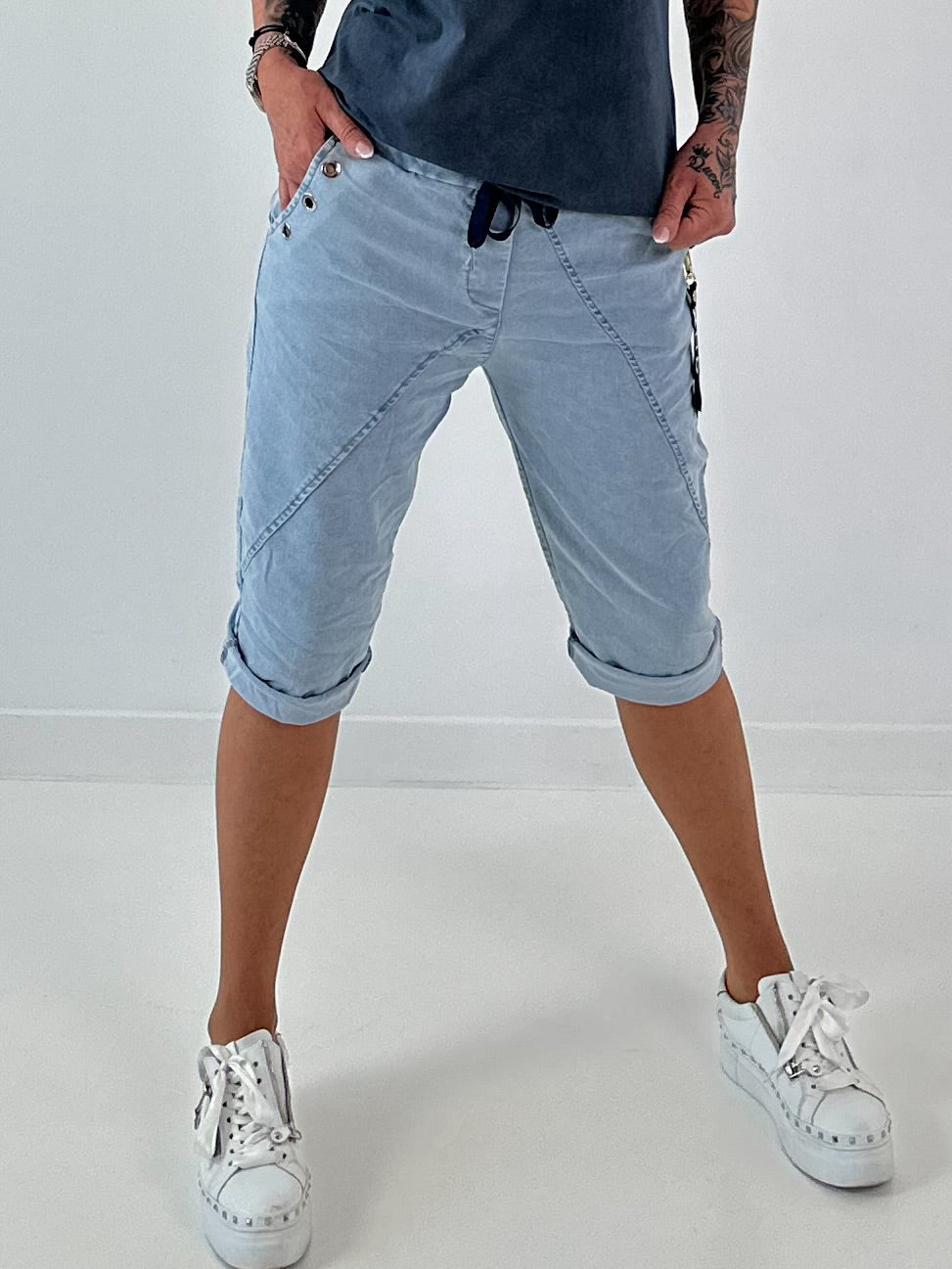 Kurze Baggy Jeans mit Ösen-Details - hellblau