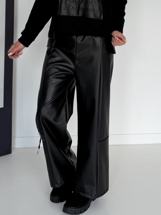 Vegane Lederhose mit weitem Bein - schwarz