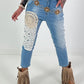 Jeans mit aufgesetzten Häkelornamenten - denim
