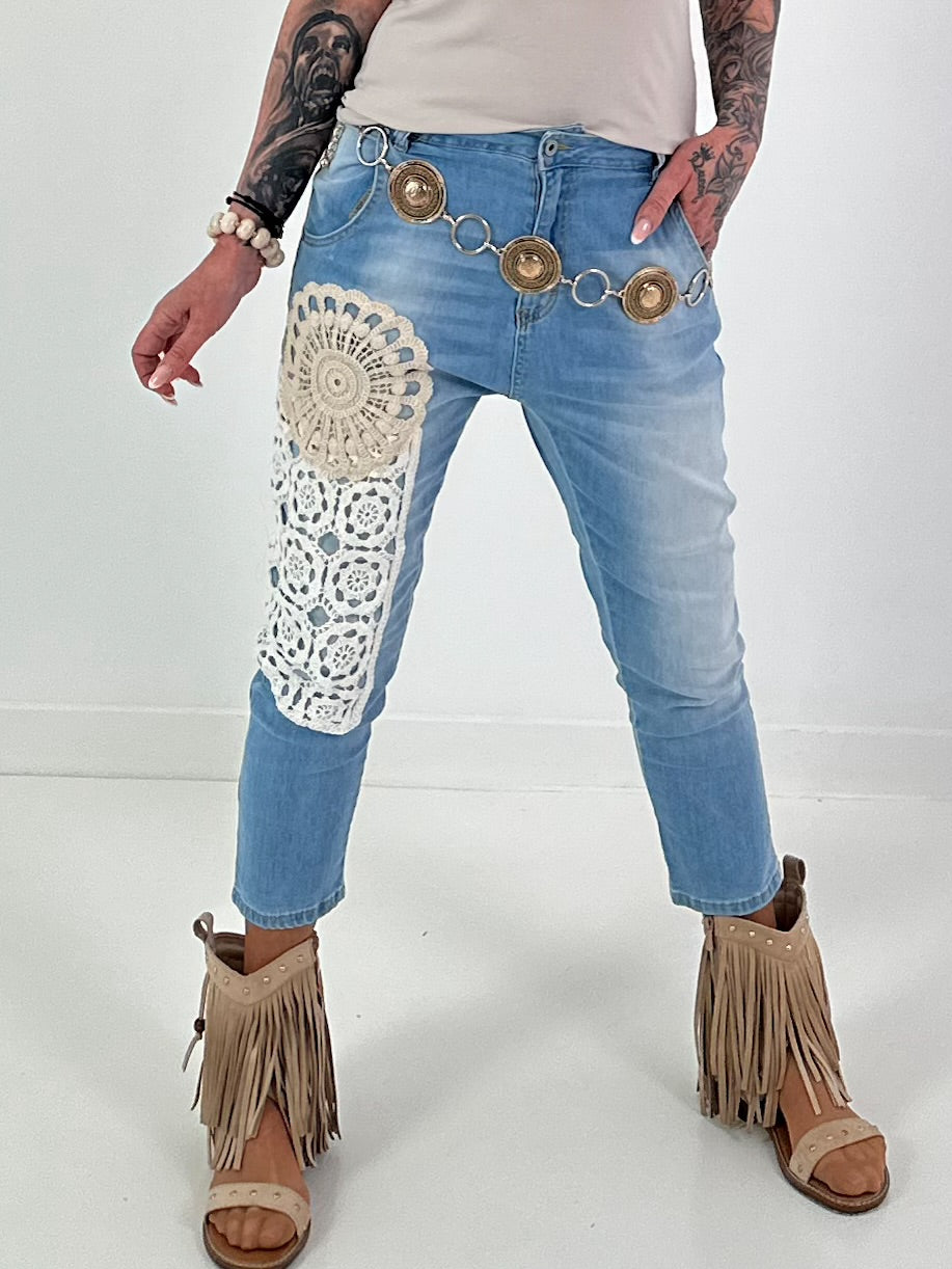 Jeans mit aufgesetzten Häkelornamenten - denim