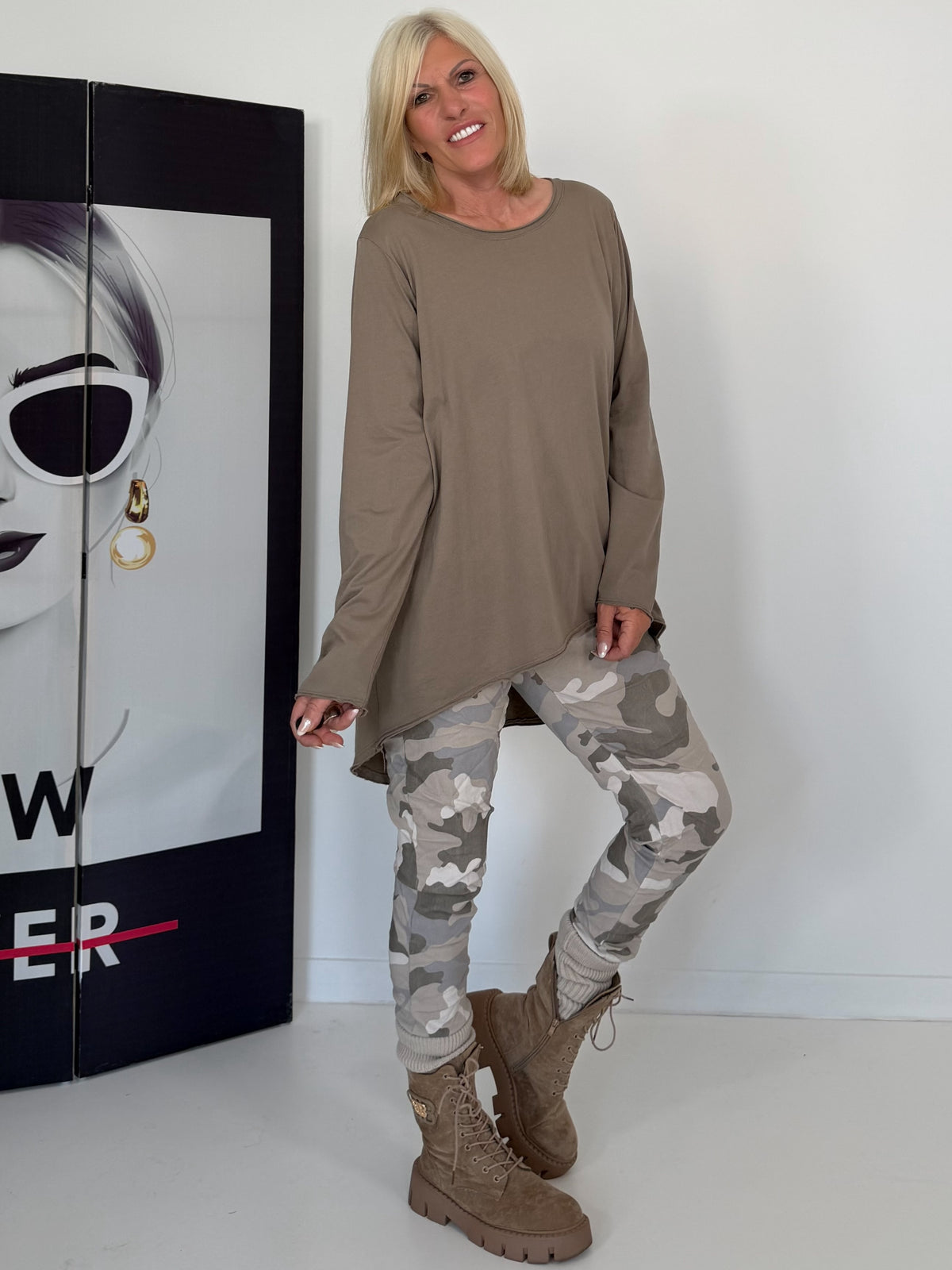 Basic Shirt mit Rundhalsausschnitt - taupe