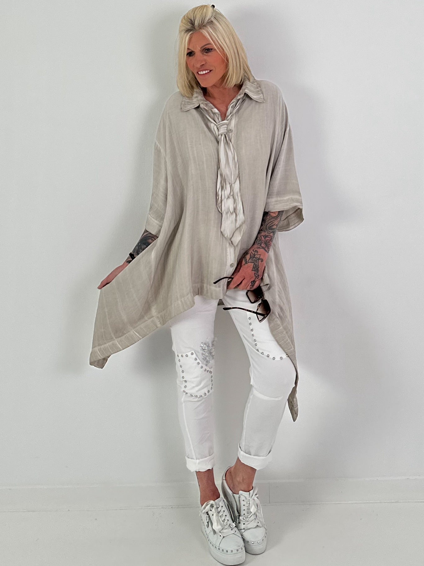 Oversized Bluse asymmetrisch mit Krawatte - taupe