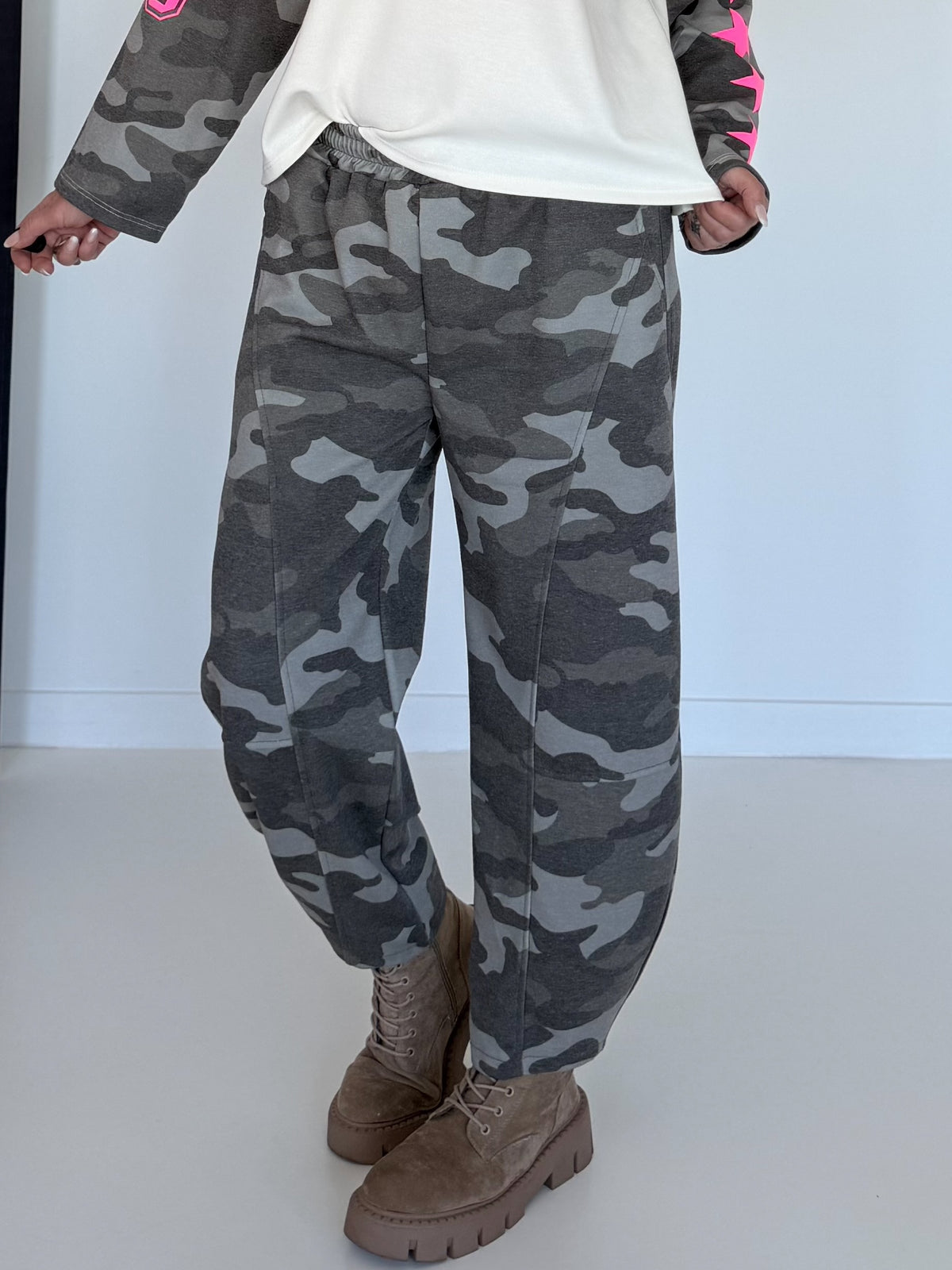Sweatpants with camouflage print - taupe-multicoloured