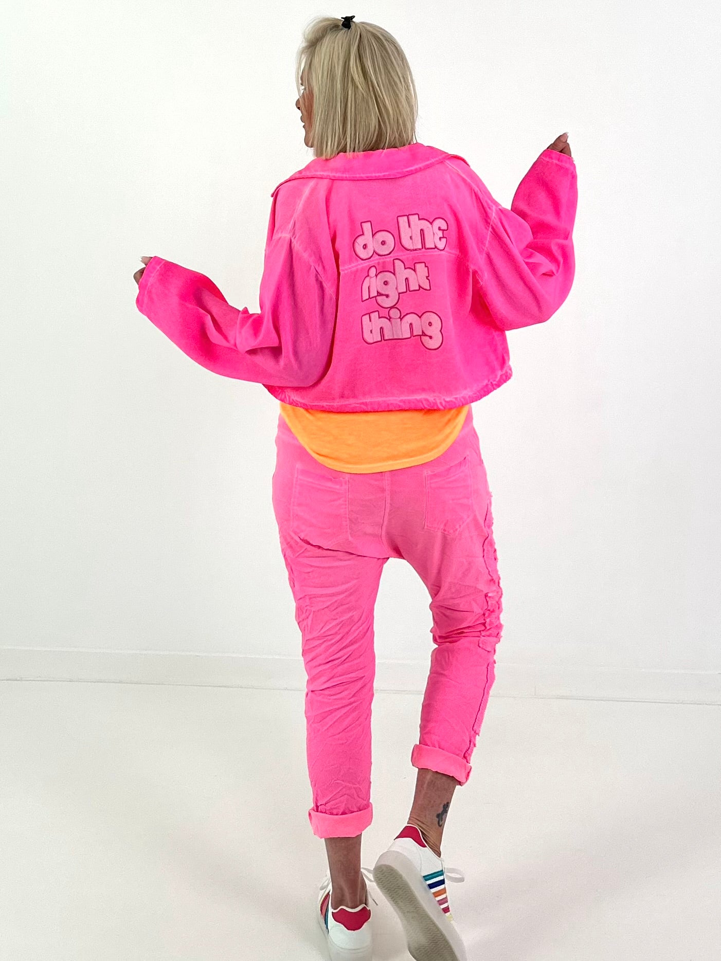 Kurzes Jäckchen mit Rückenprint - neonpink