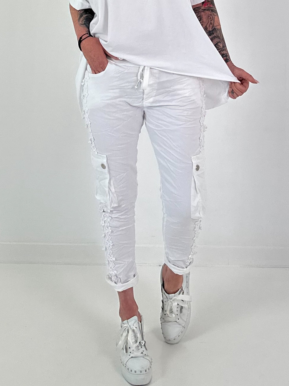 Trousers with crocheted flowers and patch pockets - white