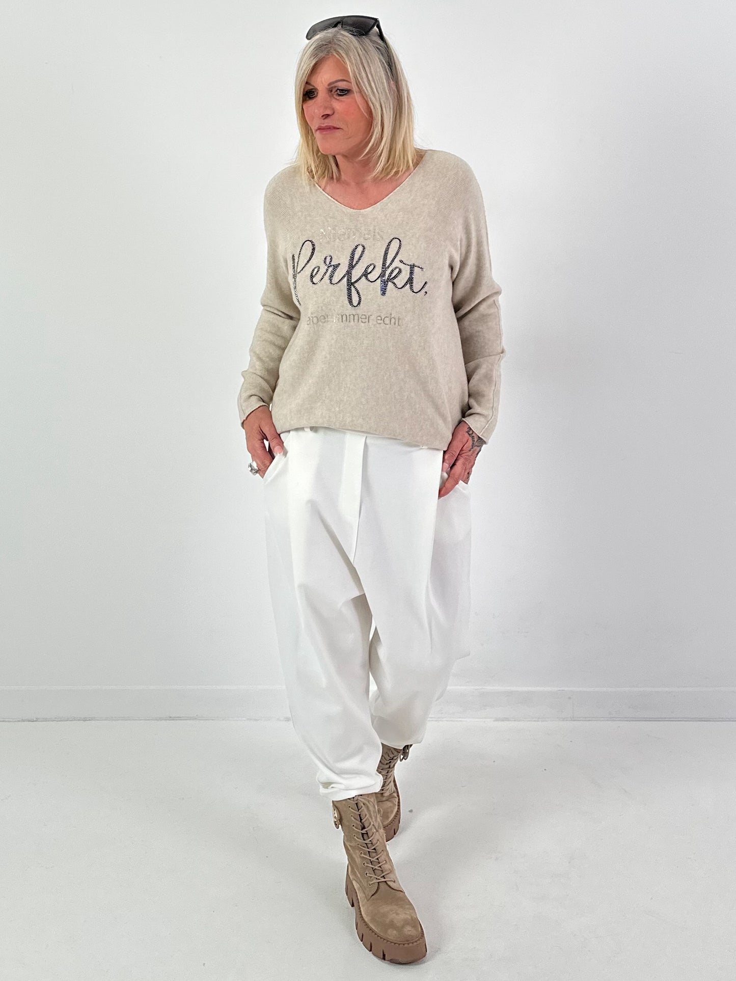 V-hals pullover model "Always Authentic" - beige