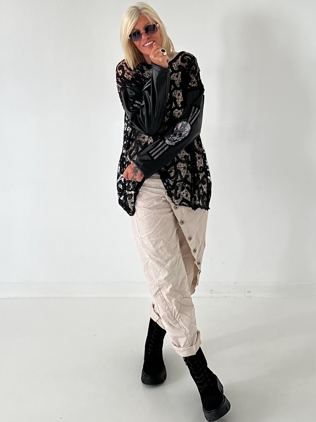 Stylisches oversized Spitzenshirt mit Details Skull - schwarz