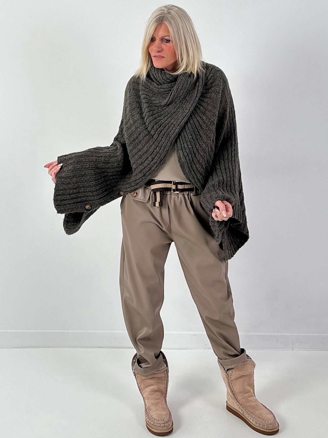 Poncho Pullover Model "Soul Warmer" - taupe