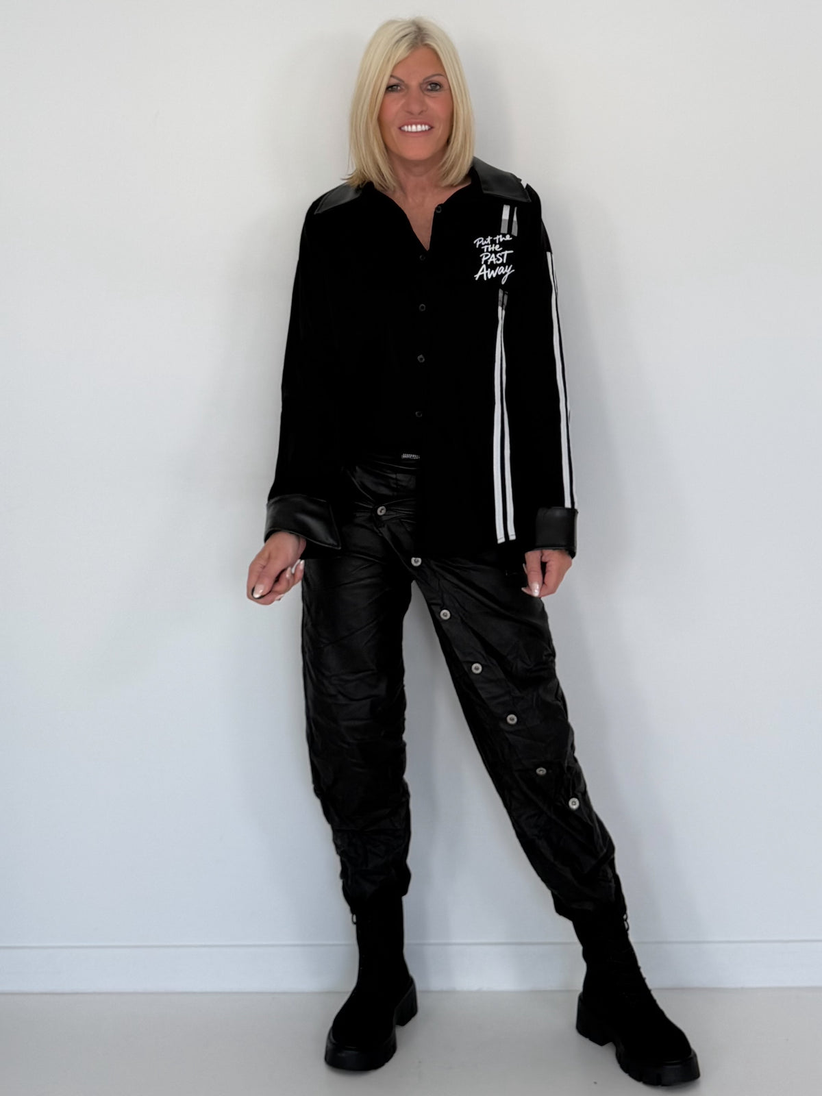 Hemdbluse mit Lederoptik-Elementen und Statement-Patch - schwarz
