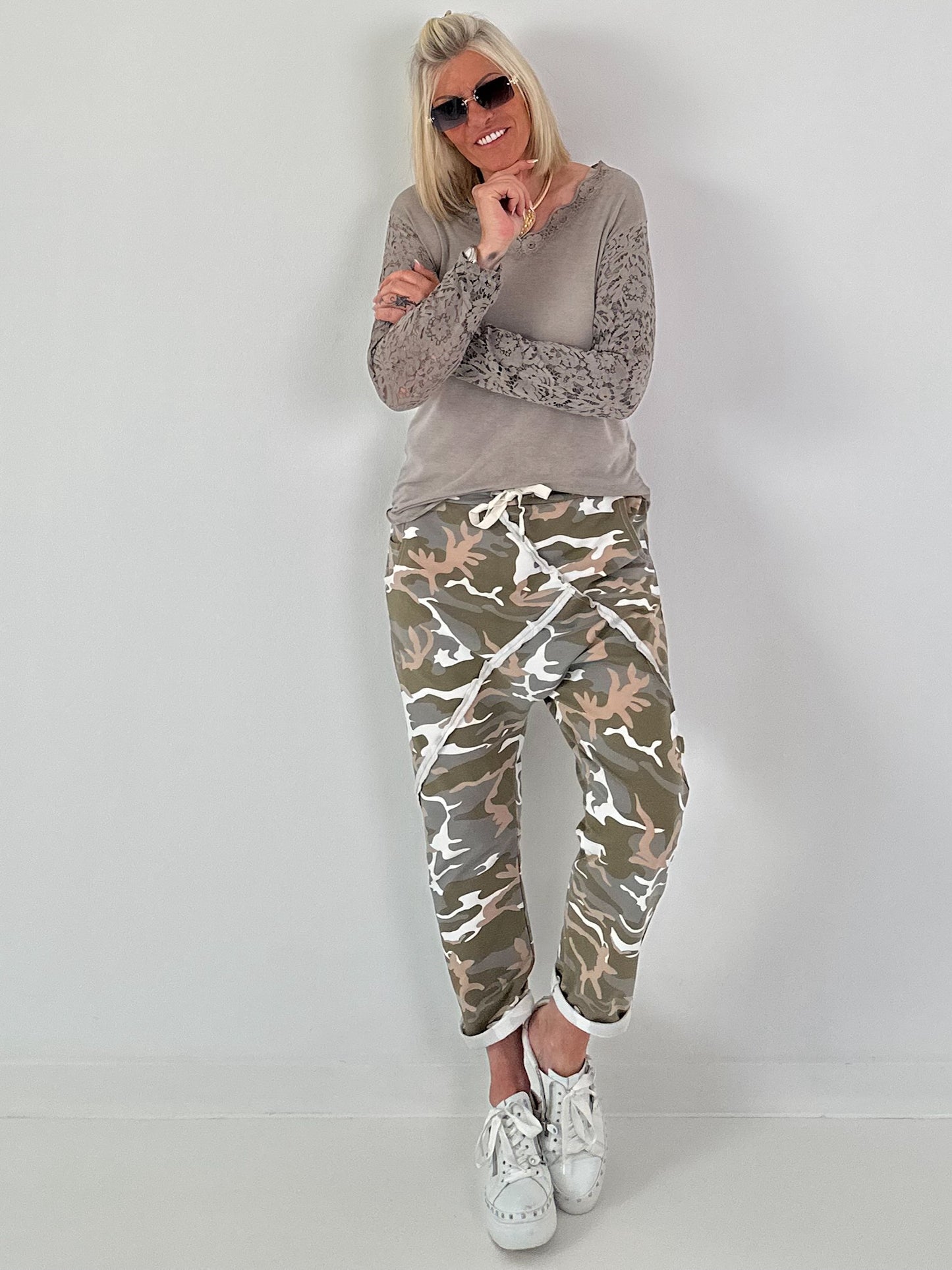 Shirt mit Spitzenarm - taupe
