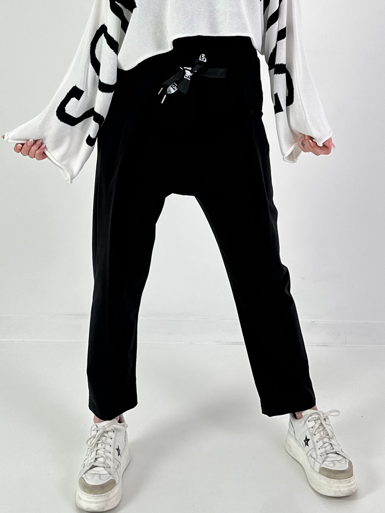 Trousers with wide pleats - black