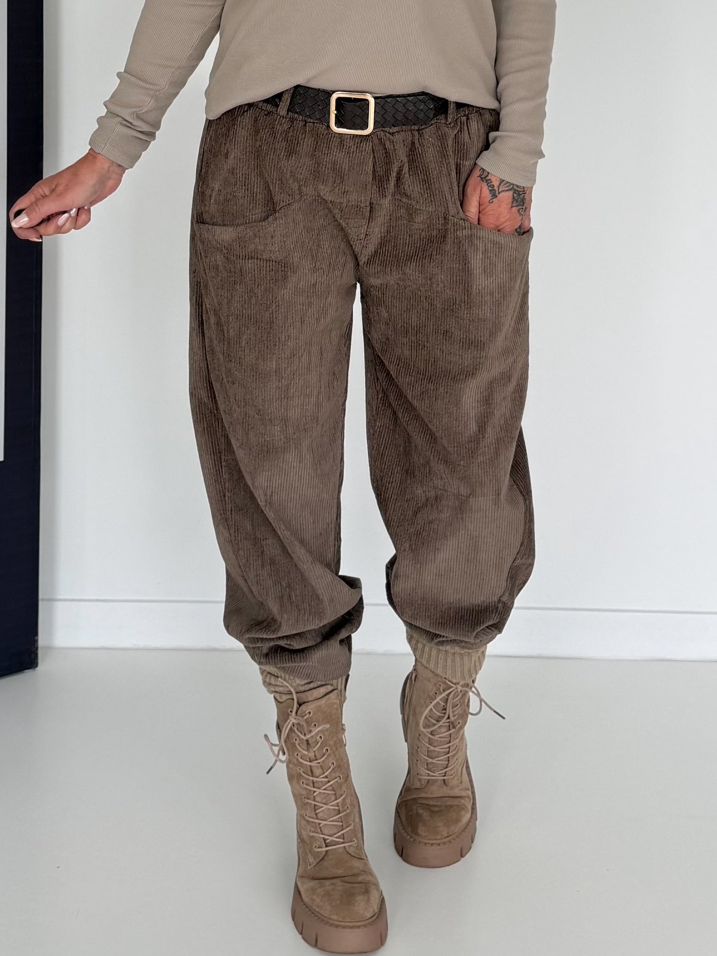 Cordhose mit Gürtel - taupe (lieferbar ab ca. 18.09.26)