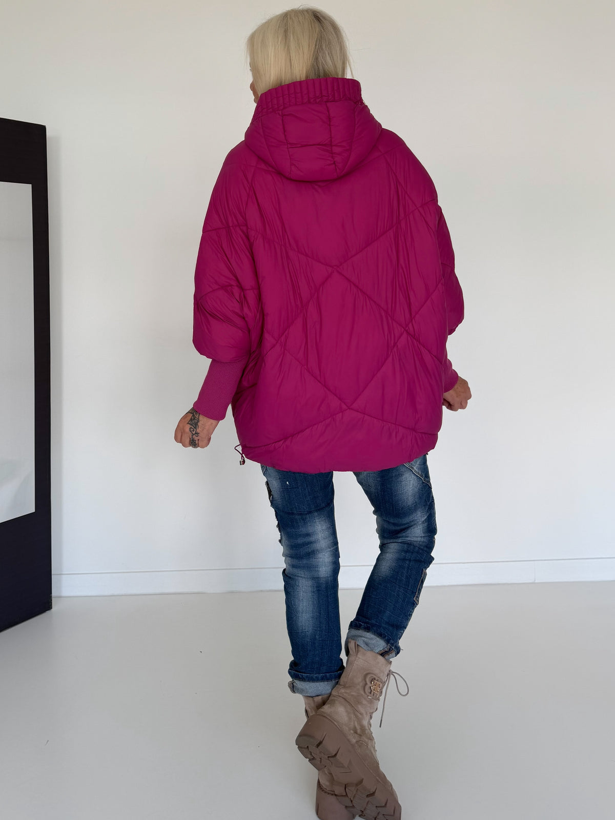Oversized gewatteerd jack met mouwen met boorden en capuchon - bordeauxrood