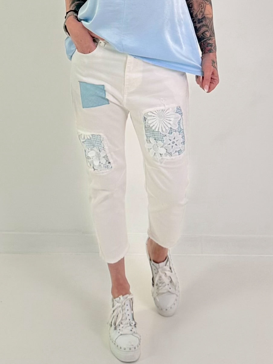 Boyfriend Jeans mit Häkeleinsätzen und Patch - weiss