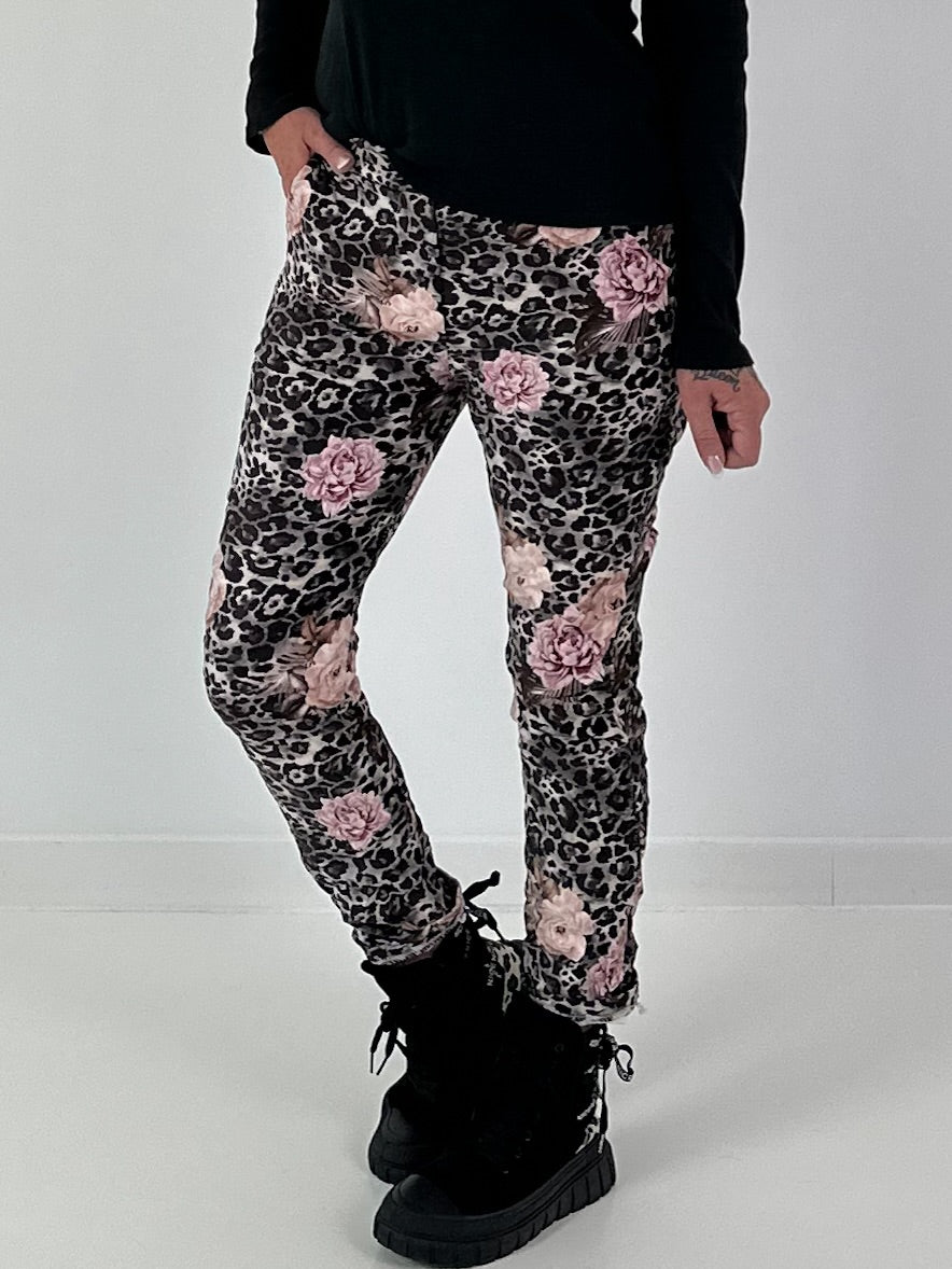 Hose in Wildleder-Optik mit Leo Print und floralem Muster - grau - mehrfarbig