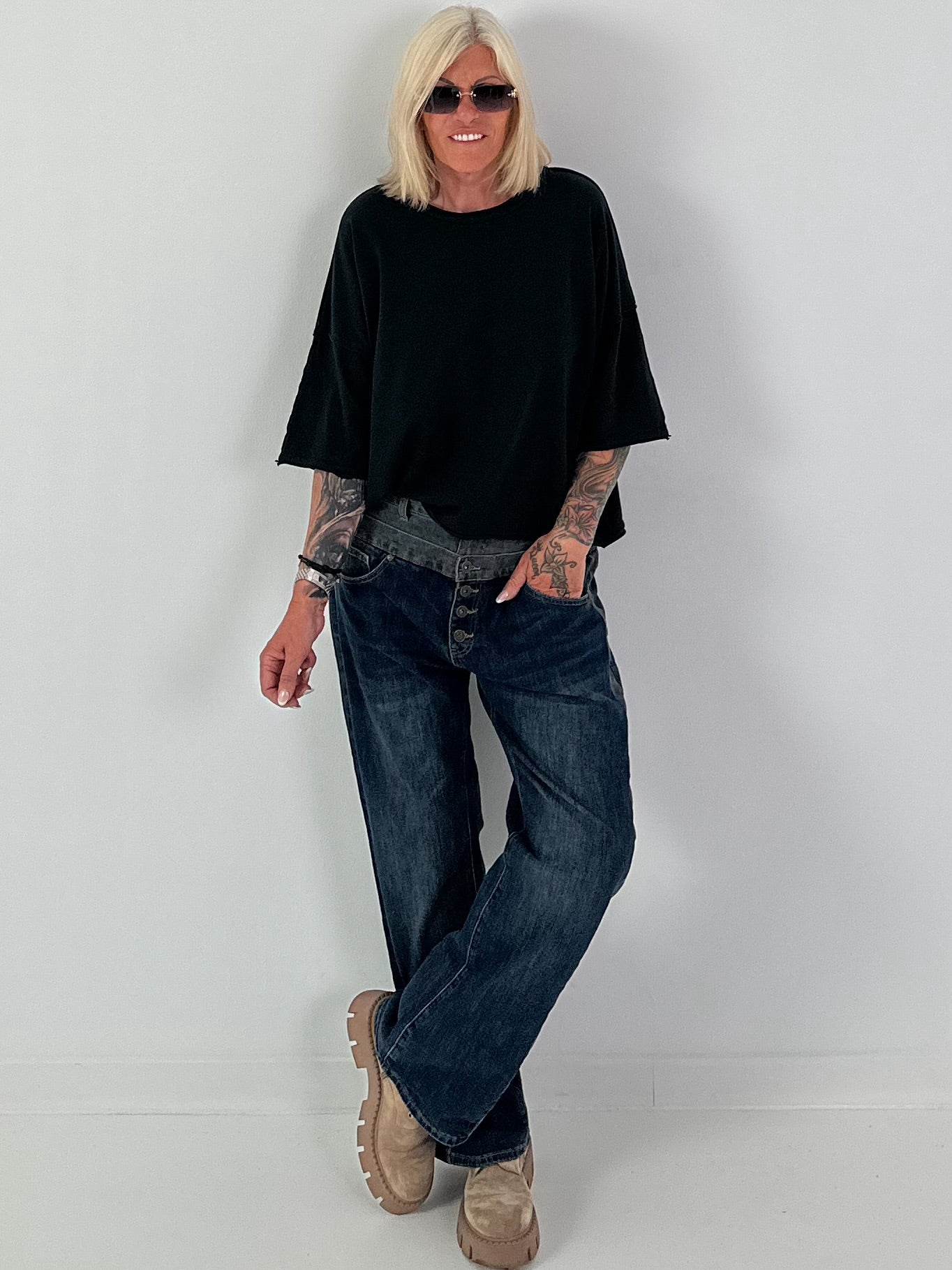 Short-sleeved shirt with stylish exposed seams - black