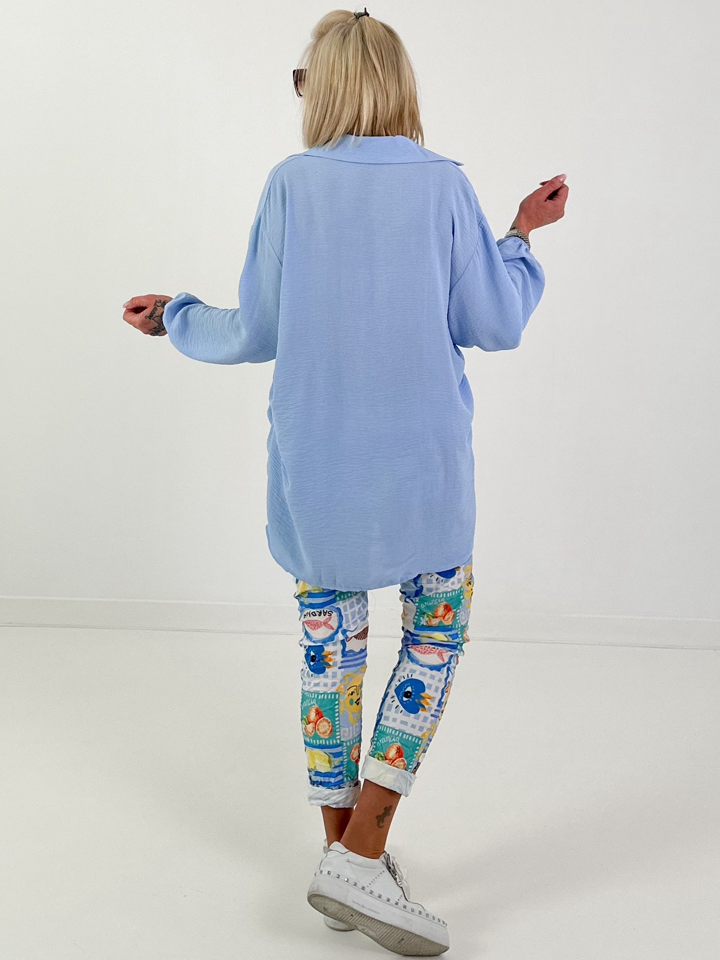 Lange blouse met strikceintuur – lichtblauw