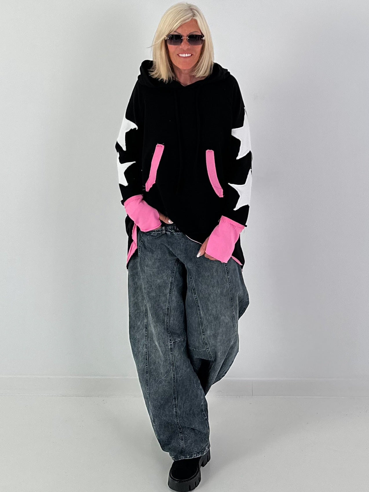 Casual long hoodie with thumbhole and trendy star elements - black