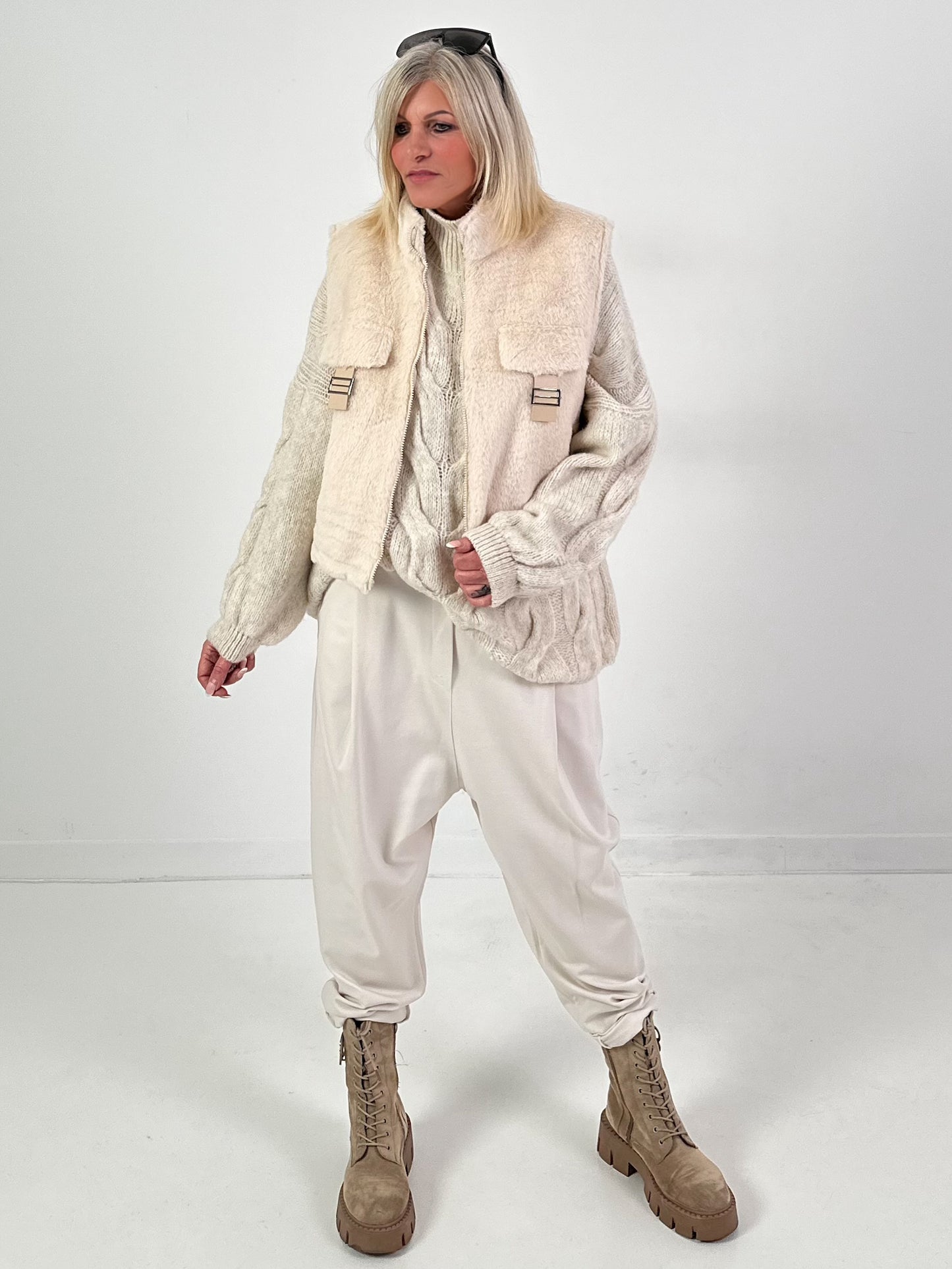 Fur vest model "Perfect Plush" - beige