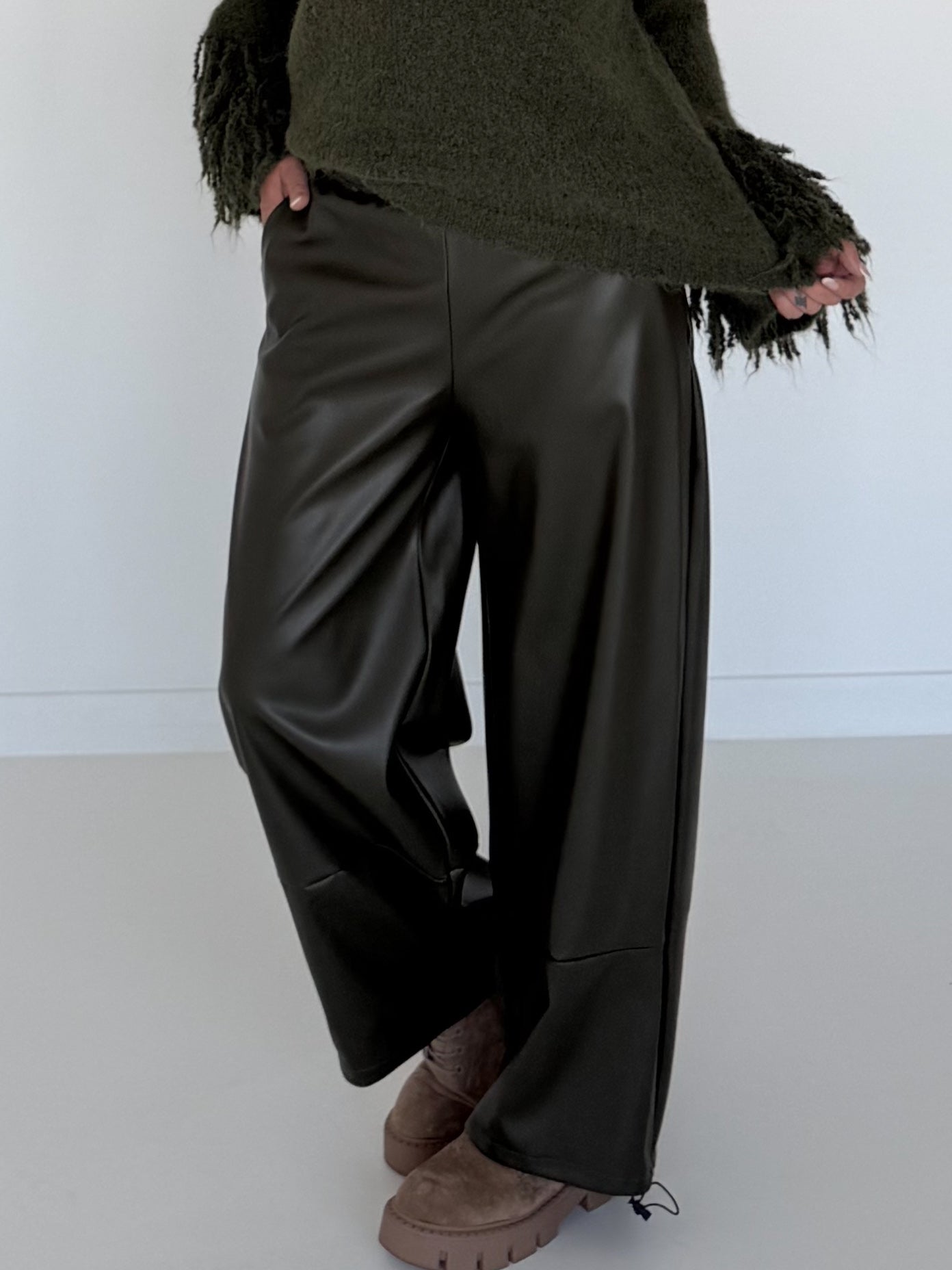 Vegane Lederhose 2 Looks - oliv