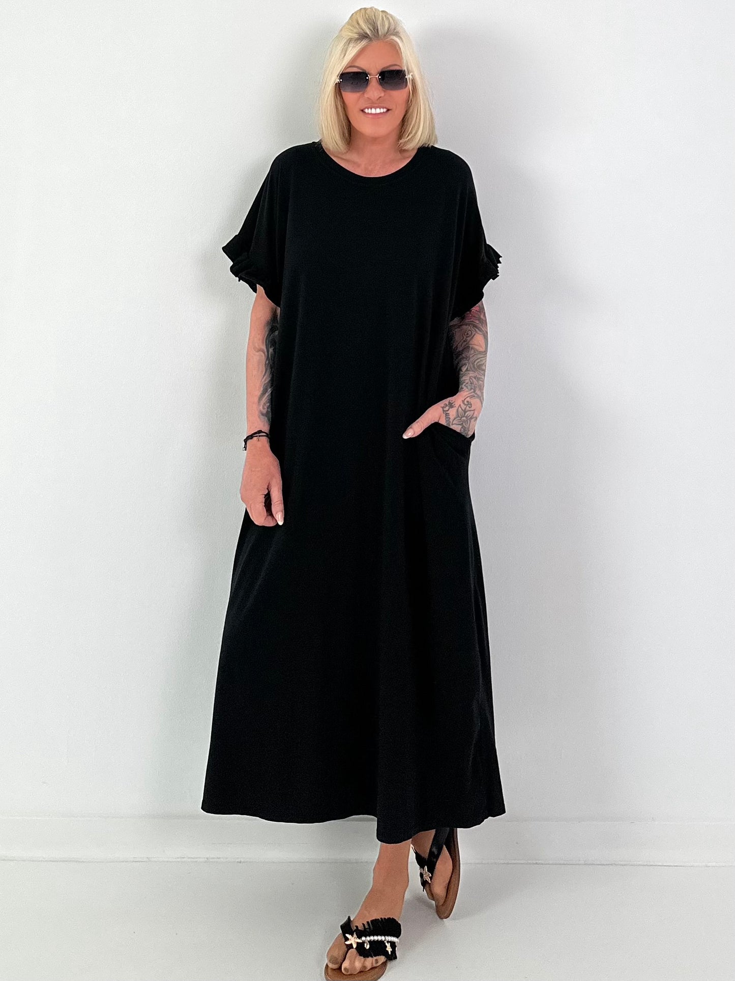 Long dress with short ruffled sleeves - black