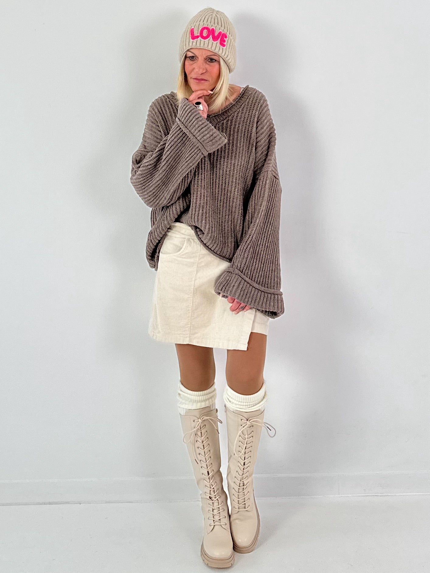 V-hals trui met wijde mouwen, model "Soft Horizon" - taupe