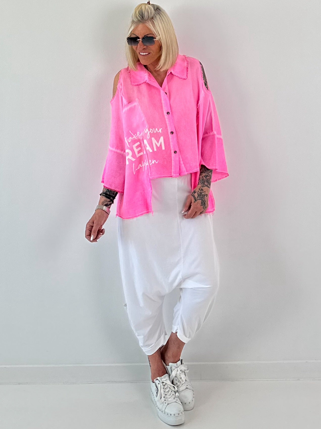Bluse mit Cold Shoulder und fransigen Abschlüssen - neonpink