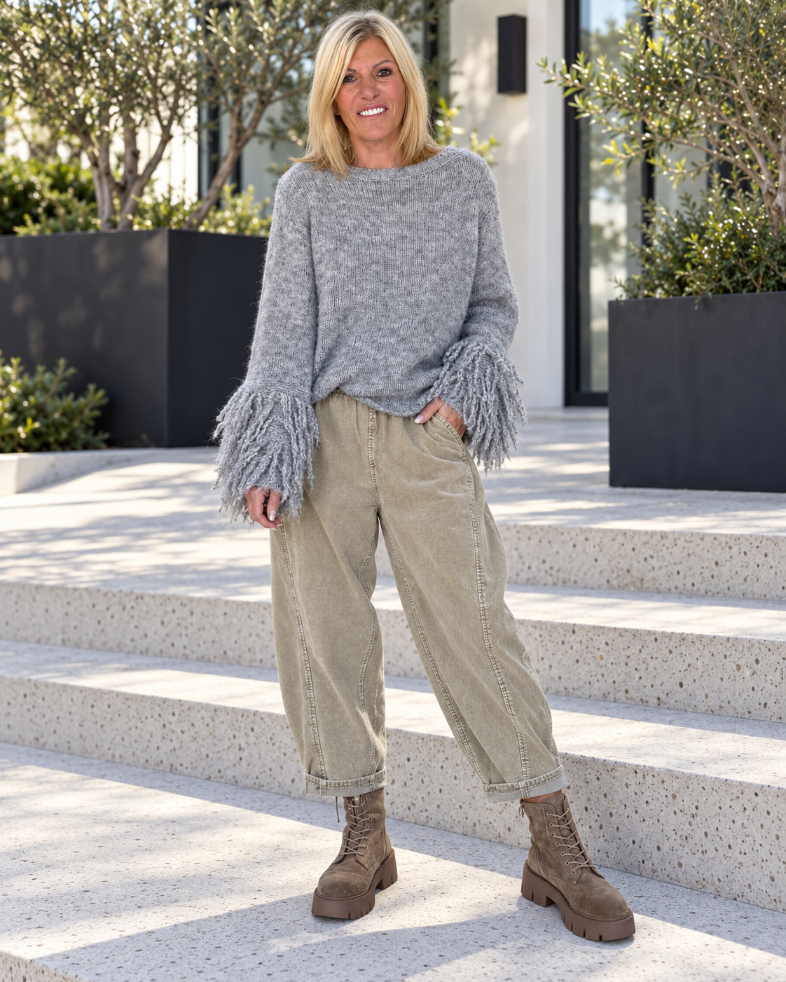 Pullover mit Trompetenärmeln im Fransen-Look - grau