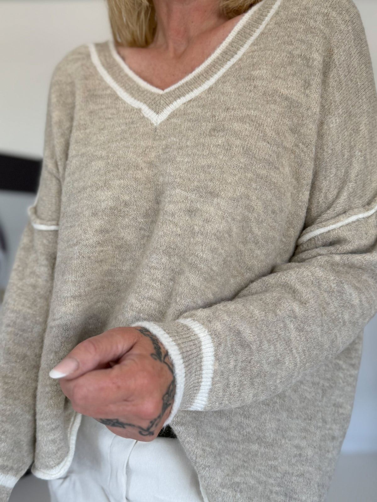 Kuscheliger Pullover mit V-Ausschnitt - beige-ecru