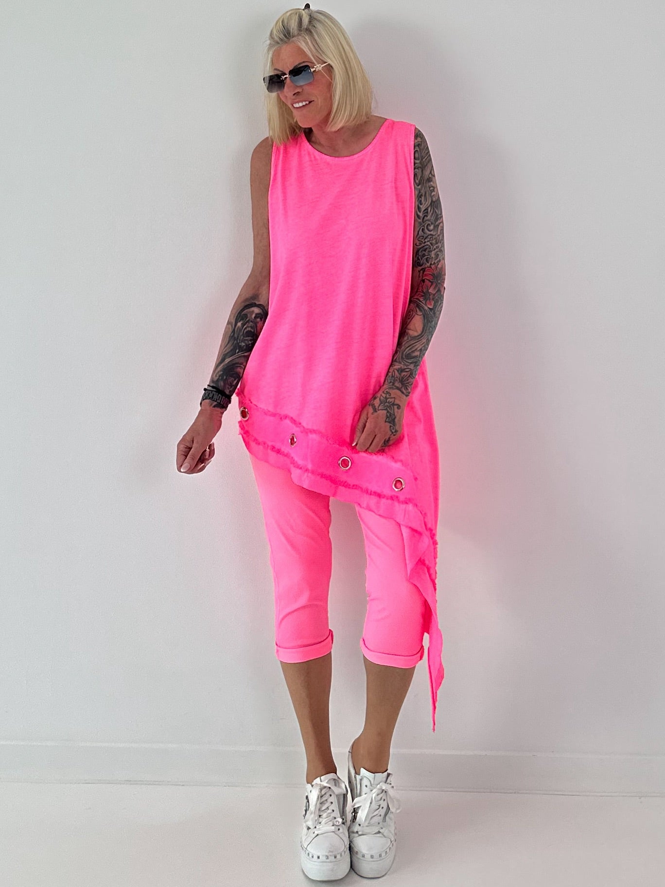 Asymmetrisches Long Top mit Ösen und Jeansdetail - neonpink