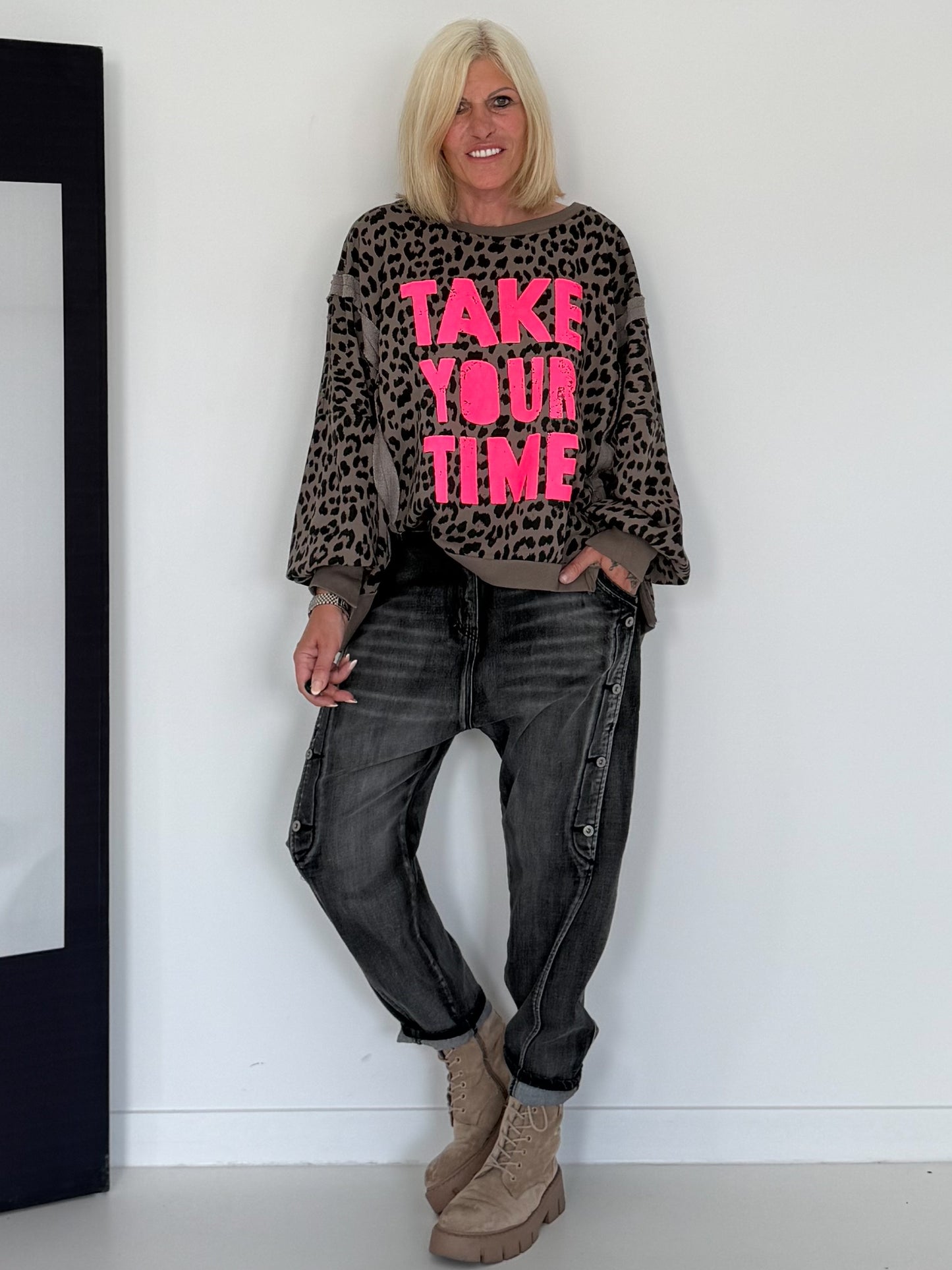 Oversized Sweater im Leoprint mit Schriftzug - mokka