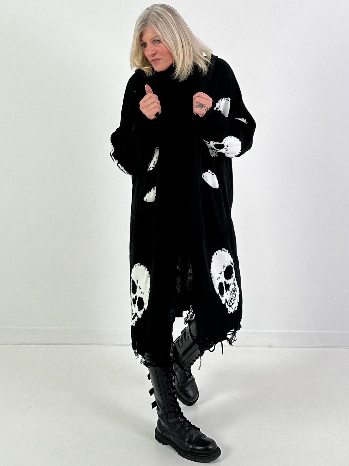 Oversized Strickmantel mit Kapuze Modell "Skull" - schwarz-weiss ( lieferbar ab ca. 13.12.25)
