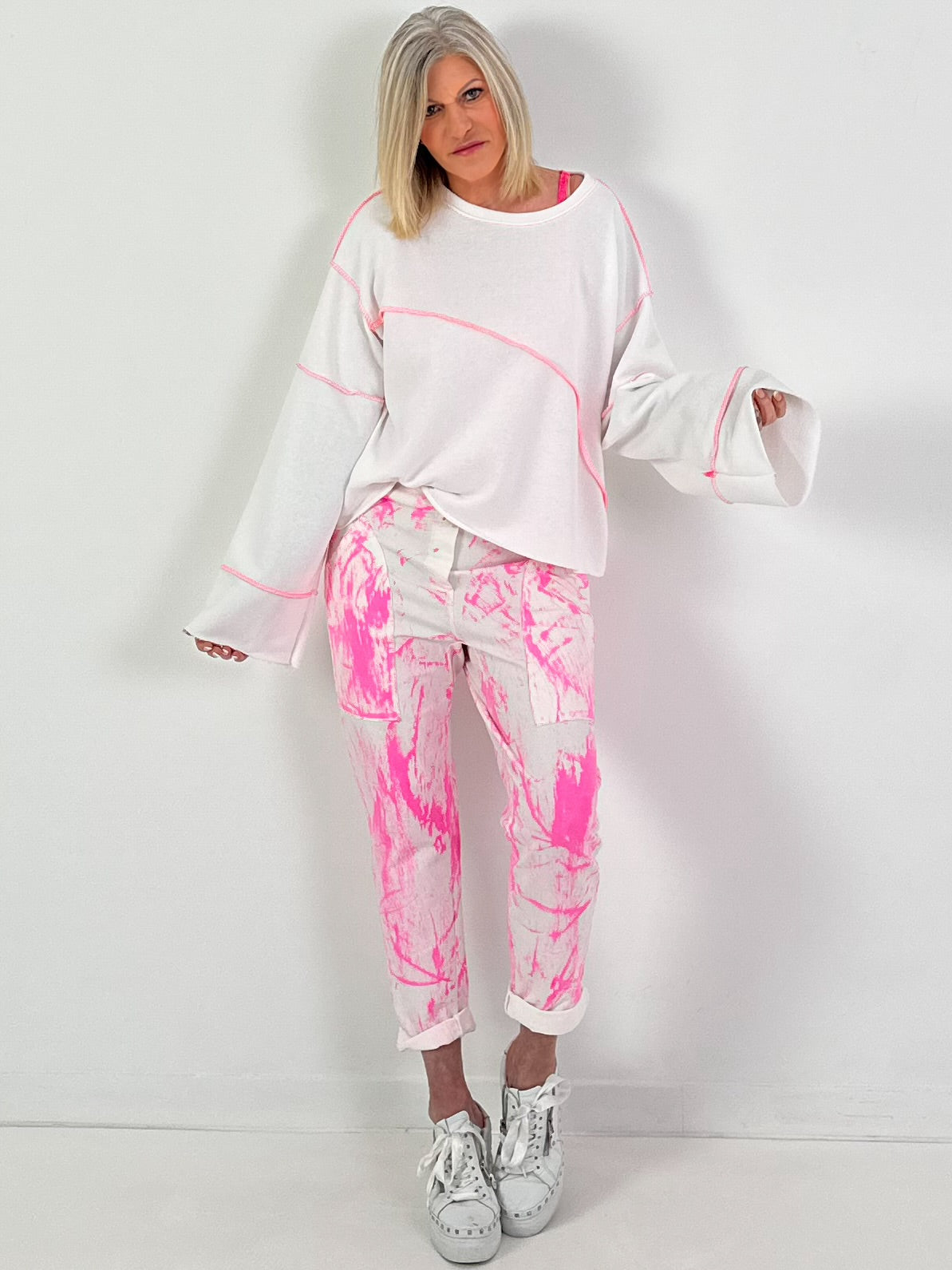 Sweater mit Kontrastnähten - weiss-neonpink