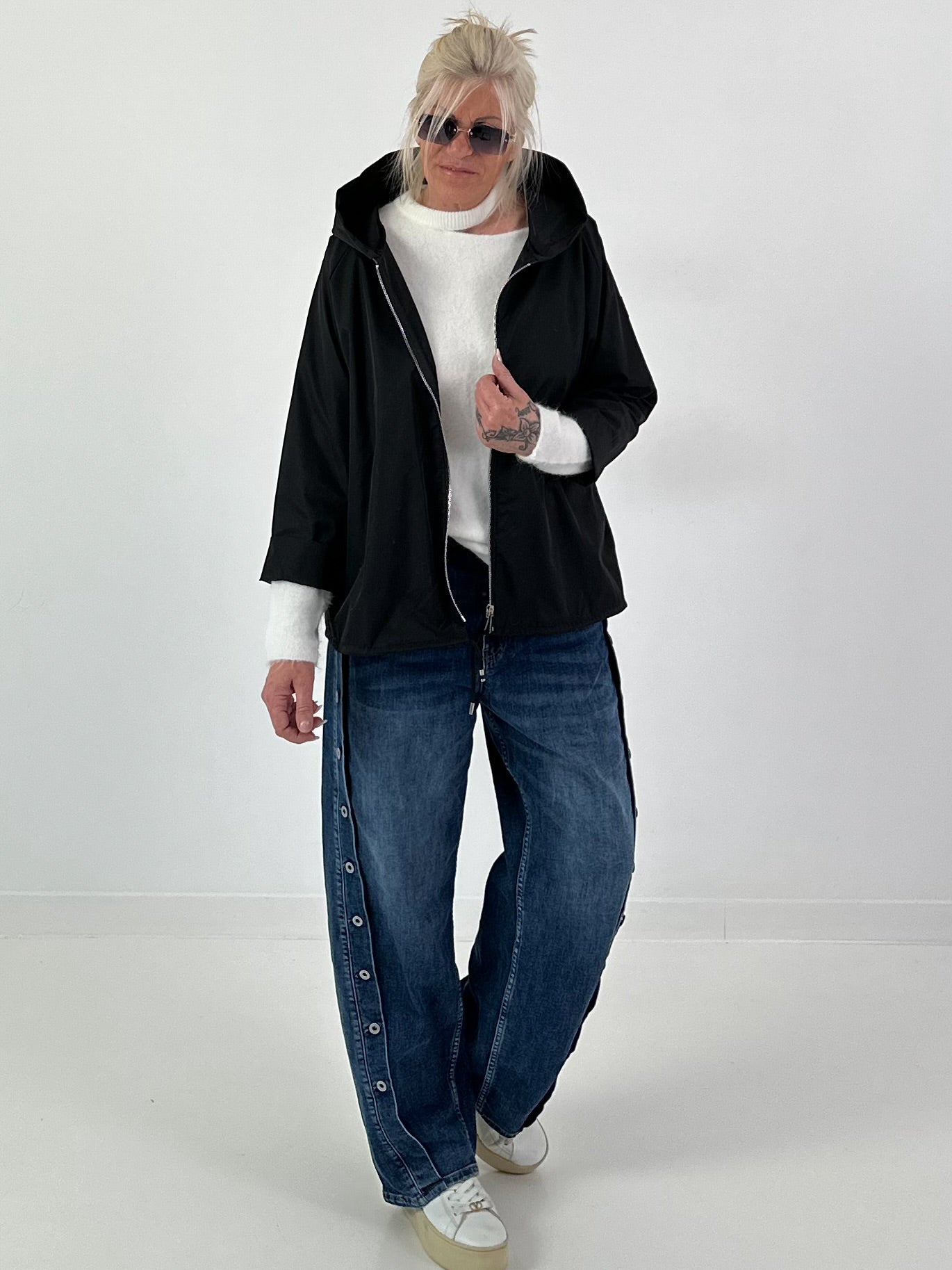 Lightweight hooded jacket - black