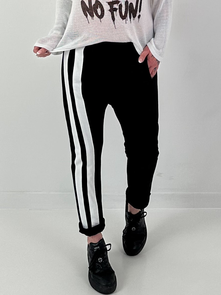 Hose mit seitlich verlaufenden Streifendetails - schwarz ( lieferbar ab 08.03.26)