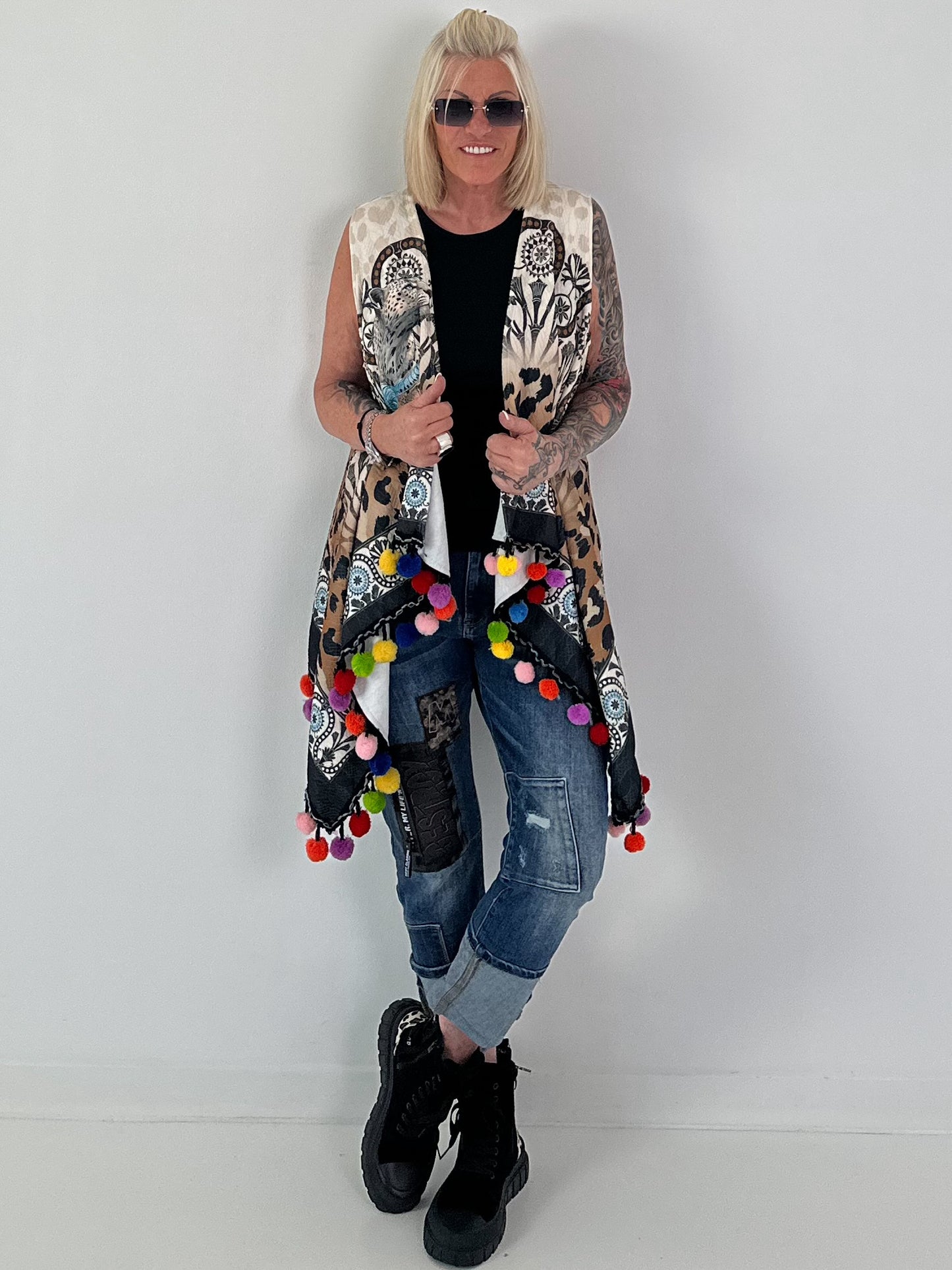 Asymmetrische Weste mit besonderen Details - beige-mehrfarbig