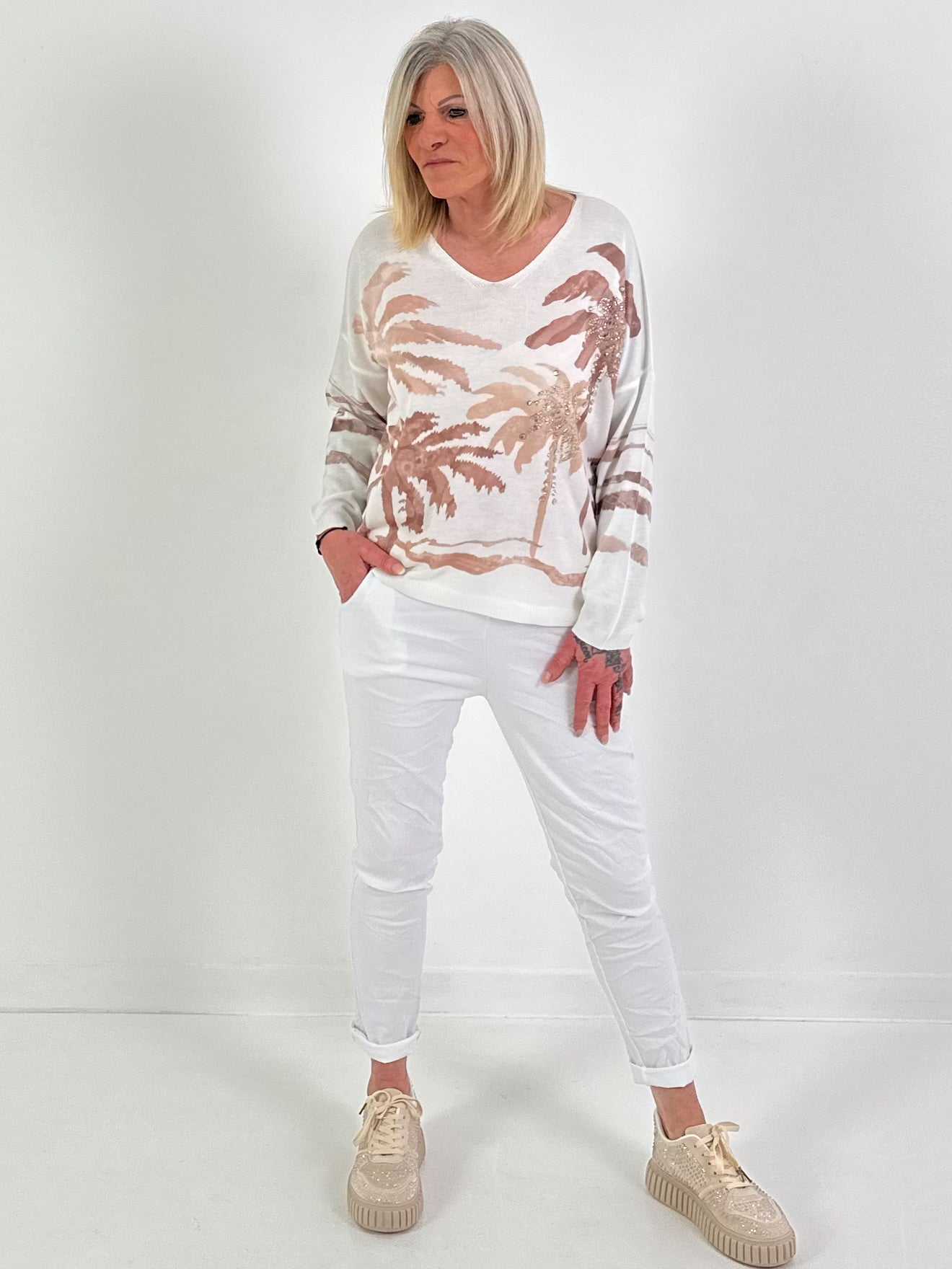 Fijn gebreide trui model "Palm Whisper" - wit-beige