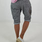 Kurze Baggy mit Häkelblumen und Pailletten - grau