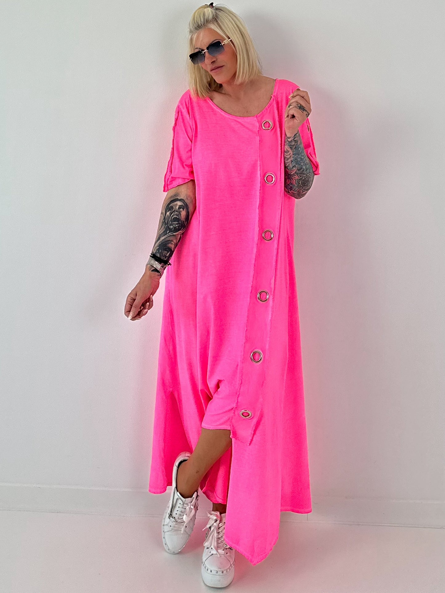 T-Shirt Kleid mit Ösen -neonpink